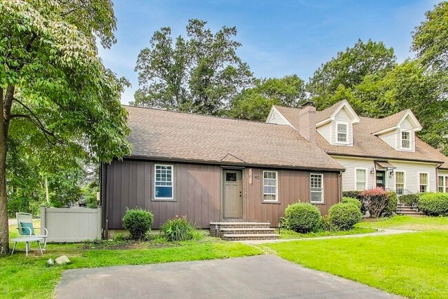 Building Photo - 40 Dunster Ln