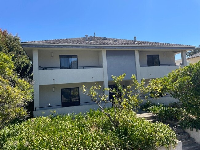 Building Photo - 5 Bedroom 2 Bathroom Apartment in Goleta Unit A