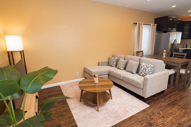 Sala de estar y cocina - 938 S Bernal Ave