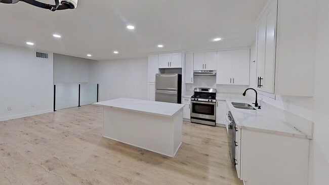 Building Photo - Beautiful & Cozy West Hills Adjacent Condo in Secure Building - MOVE IN READY