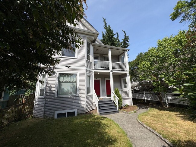 Building Photo - 121 13th Ave E Unit C