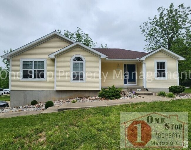 Building Photo - 3 Bedroom, 2 Full Bathrooms and oversized ... Rental