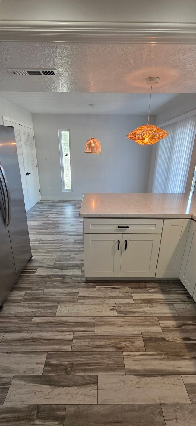 Cocina con vista al comedor - 985 Juniper Ct Unidad Remodeled Condo