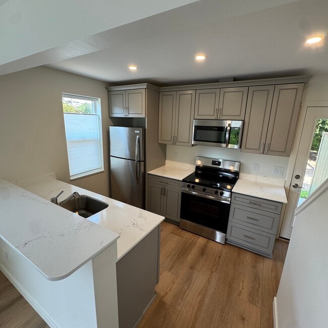433 W 13th St Unit B