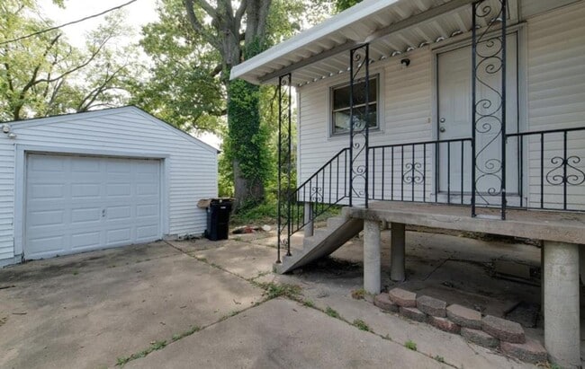 Photo - Section 8 Welcome !  Spacious 3 Br / 1 BA Home For Rent !