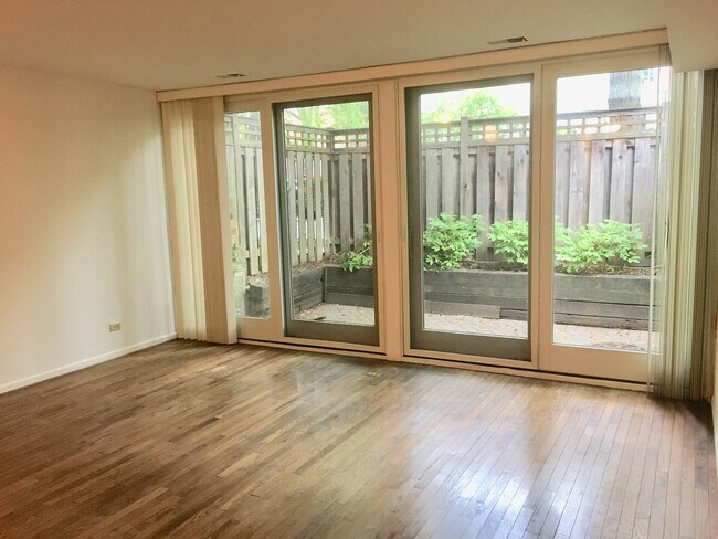 living room - 549 W Dickens Ave Unit #1