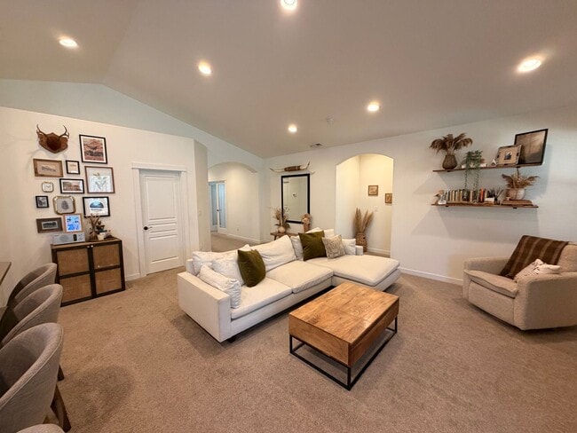 Photo - 3 Bed/2 Bath Single Level Home in Sisters! - Backs Up to Deschutes National Forest