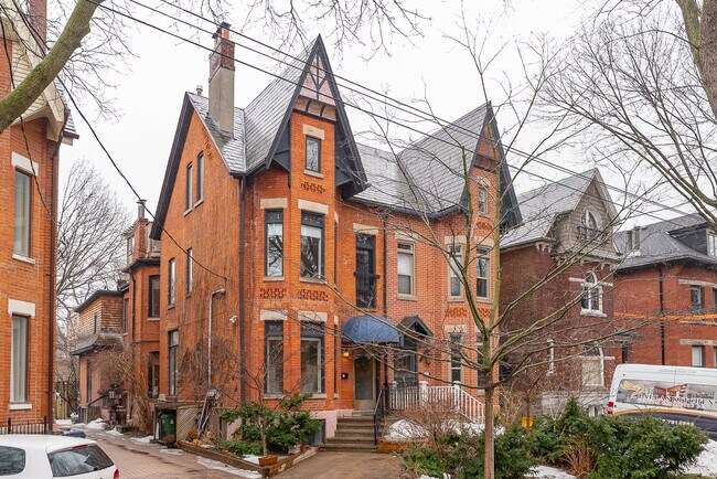 47 Howland Ave