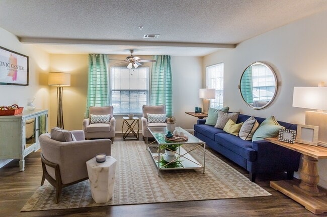 Sala de estar grande - Civic Center East Apartments