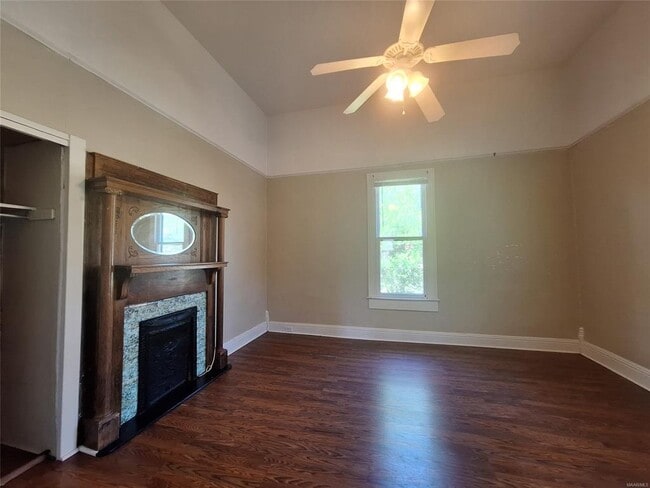 2024 Winona Ave