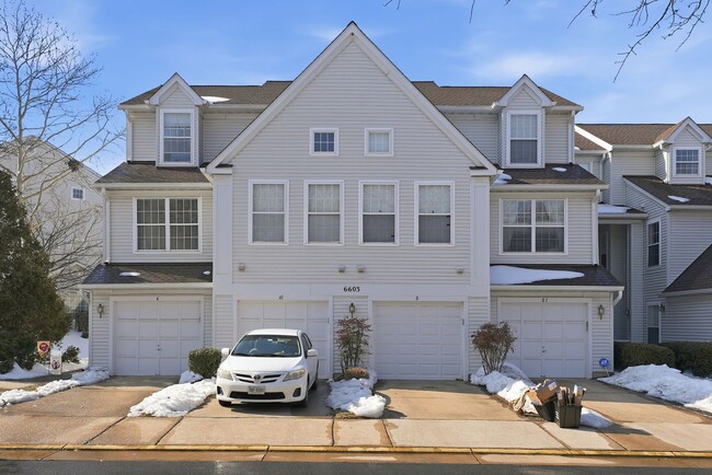 Building Photo - Enjoy the ease of condo style townhome living in this bright and inviting end unit.