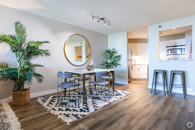 1 habitación, 1 baño - 961 pies cuadrados - Comedor - Eugenie Terrace on the Park