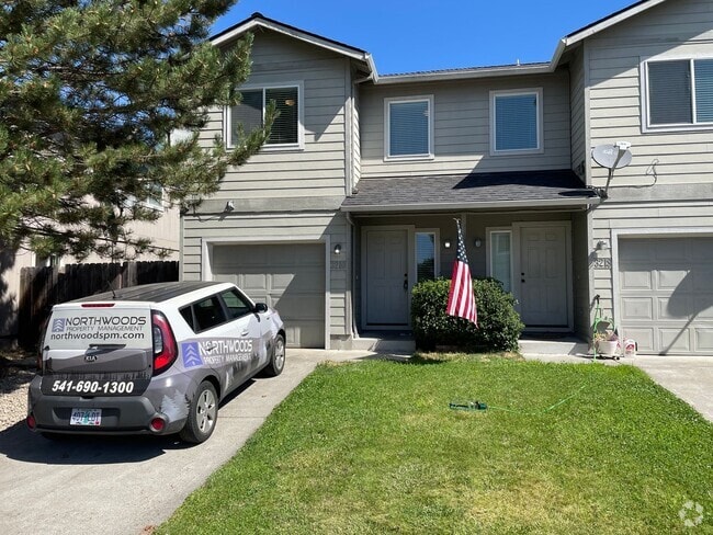 Building Photo - Very Nice 3 Bedroom 2.5 Bathroom Townhome ...