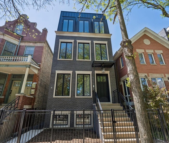 Building Photo - 2202 N Leavitt St Unit 2