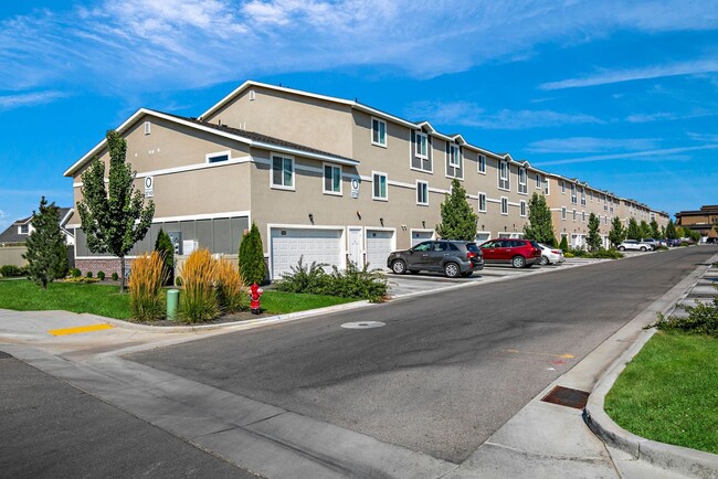 Lovely 2-Story Townhomes in The Brickyard ... - Lovely 2-Story Townhomes in The Brickyard ...