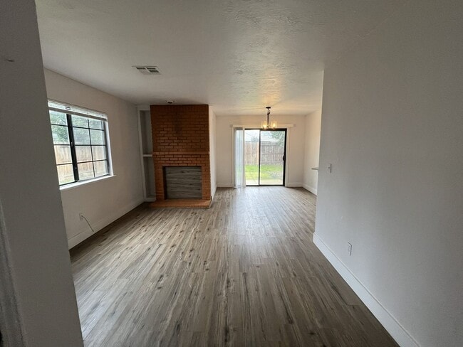 Photo - 3 bedroom, 3 bathroom home in the heart of Elk Grove