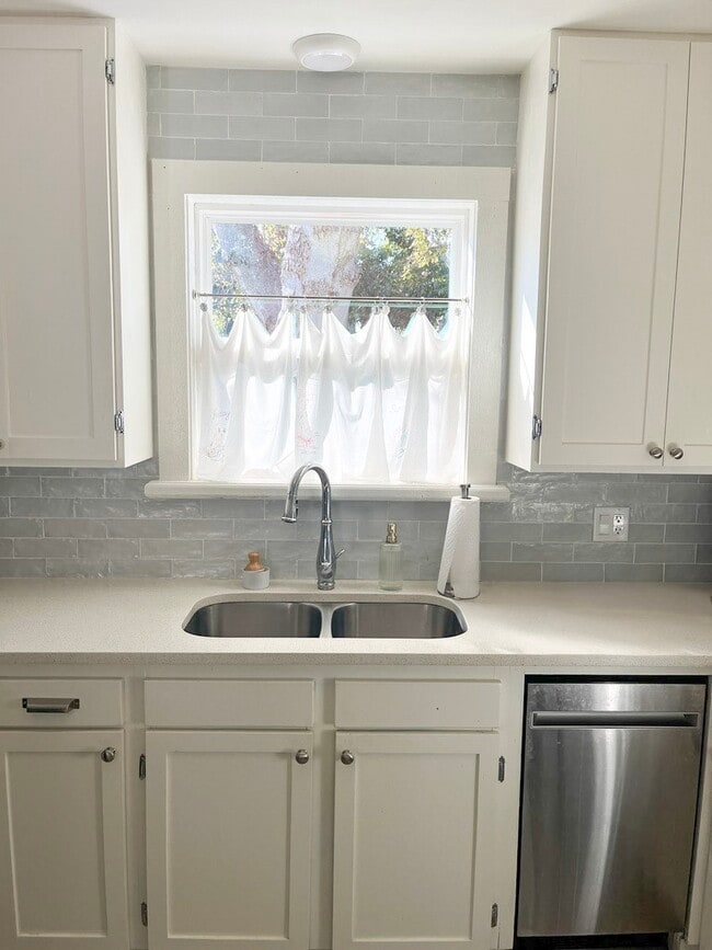 Building Photo - 3012 Avenue O 1/2