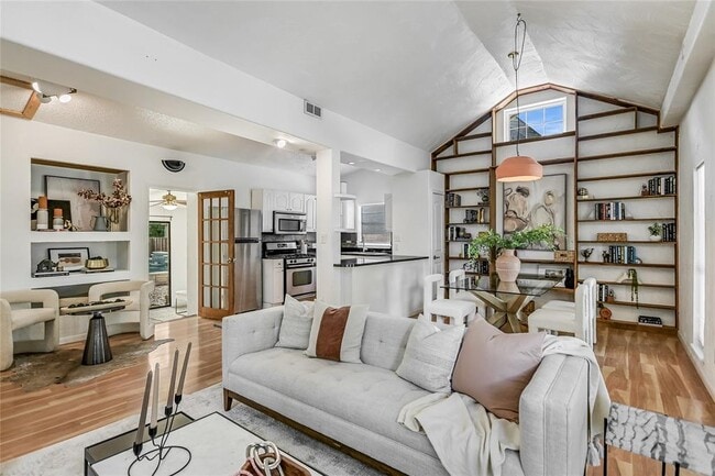 Photo - 905 W Elizabeth St