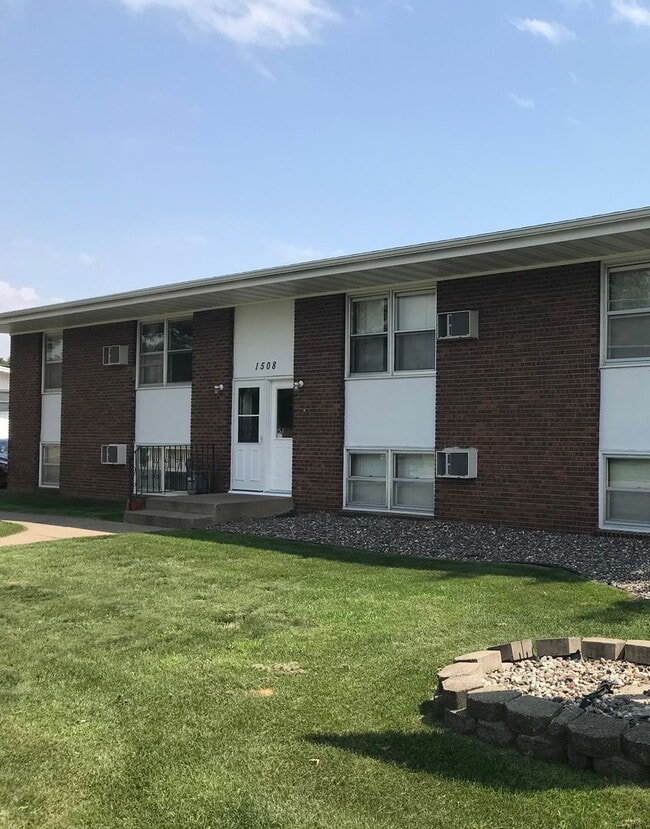 Building Photo - Forestview 1 Bedroom Lower Unit 1526-8