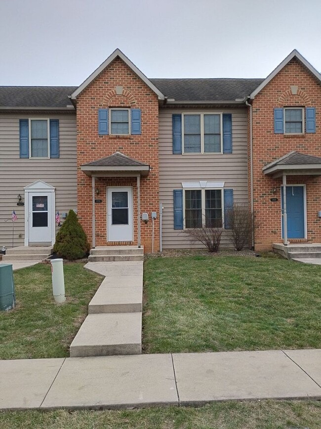 Building Photo - Available Soon – 3 Bed / 2.5 Bath Townhouse with 2-Car Garage