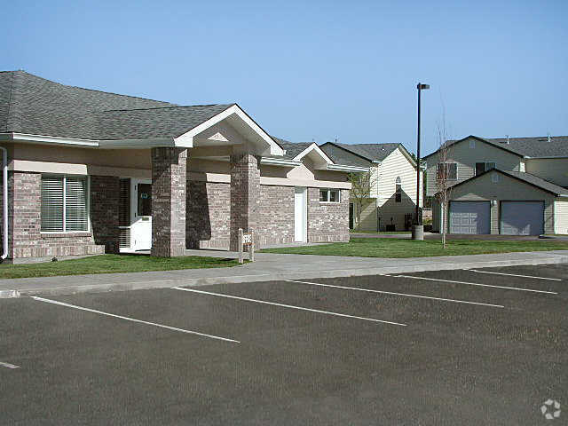 Community - Creekside Arbour Apartments