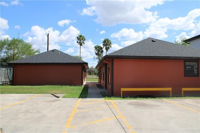 Building Photo - 1408 Pine St Unit C Rental