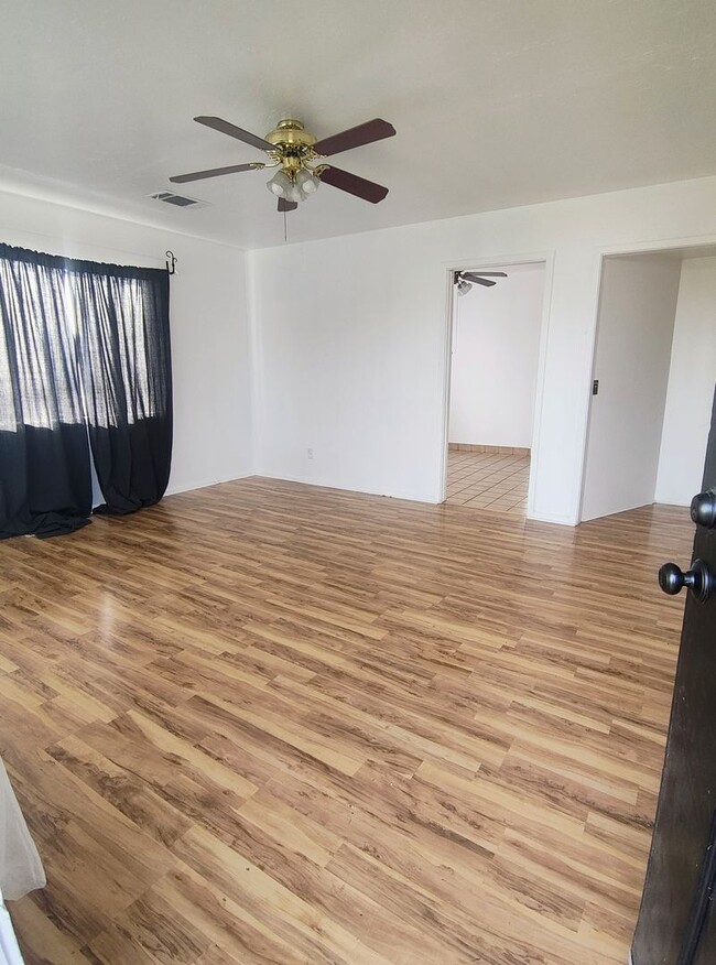 Photo - 11058 Jones St