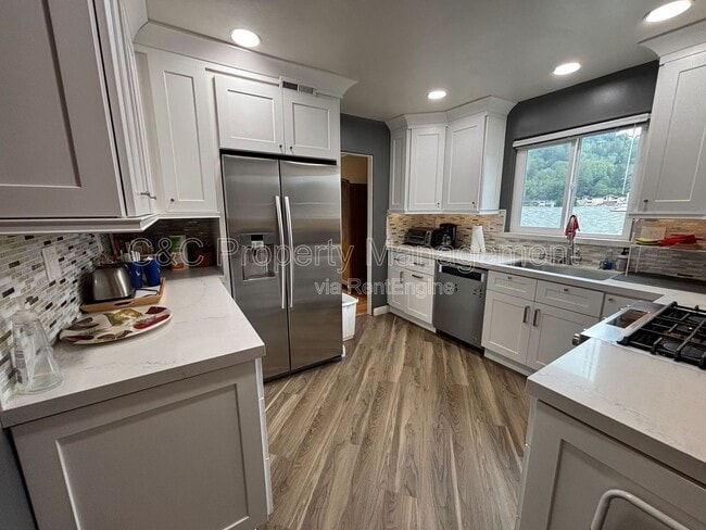 Building Photo - 8 Alvina Ave