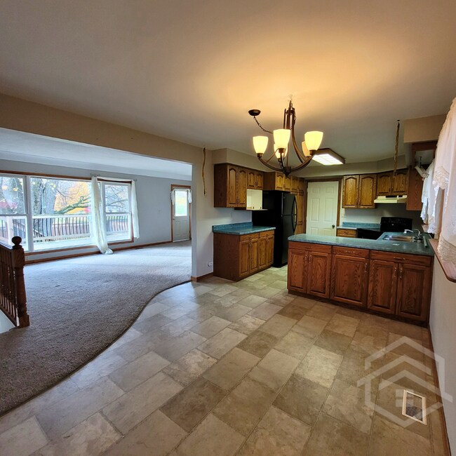 Photo - 3-Bedroom House With Shop !!