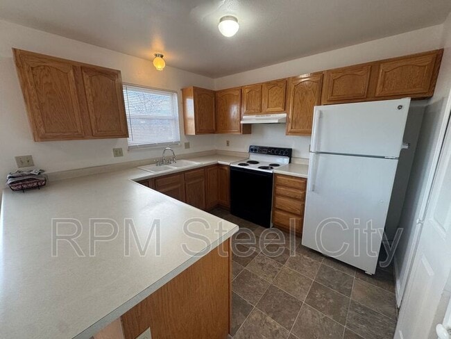 Photo - 498-498 W Bellflower Dr