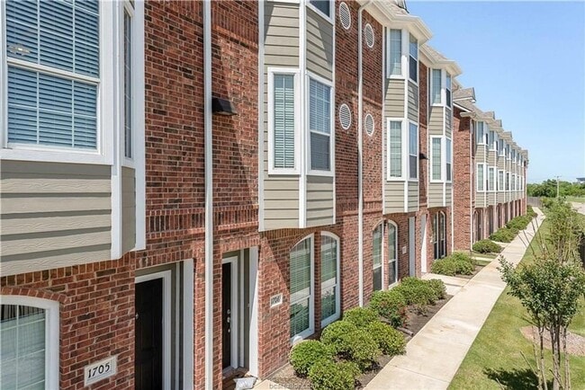 Photo - Gorgeous 3 Bed, 3 Bath in Beautiful Lakeri...