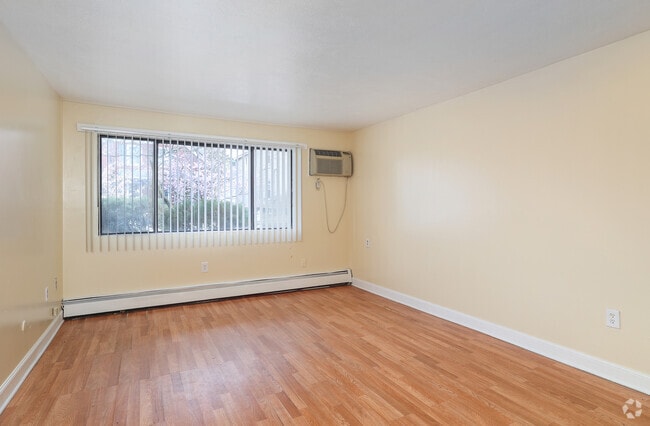 2BR, 1BA - 875SF -Living Room - 20 Park St