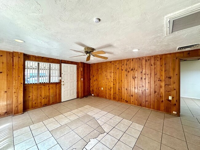 Photo - RogerRd237-243 Unit Roger237-4