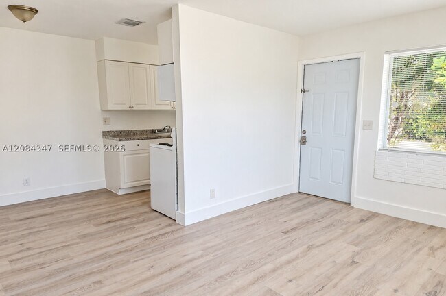 Photo - 300 SE 9th St Unit 4