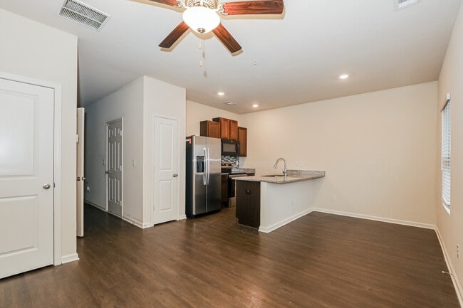 Photo - 1010 Highwood Ln