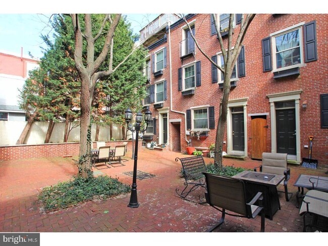 Building Photo - 968 N Lawrence St Rental