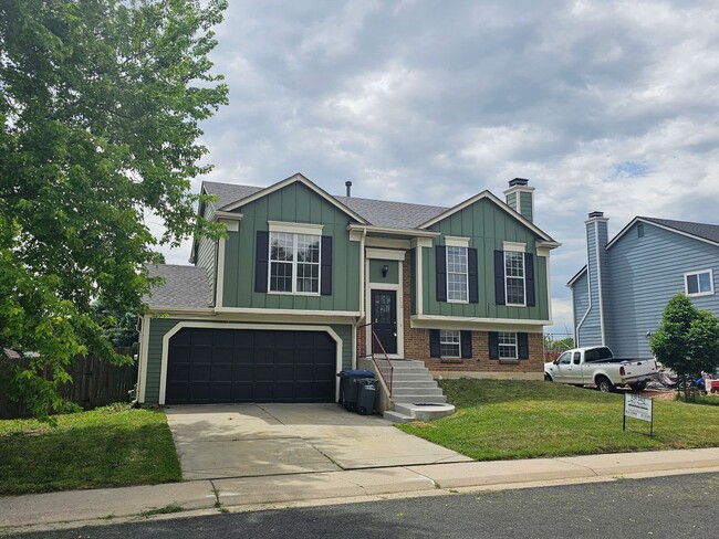 Building Photo - 2 Bedroom Home with Large Yard - Close to Waneka Lake Park