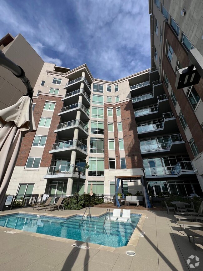 Building Photo - Spacious 2 bedroom 3 bath condo with offic...