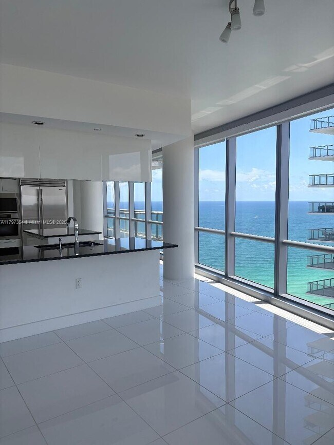 Building Photo - 17121 Collins Ave Unit 3101 Rental