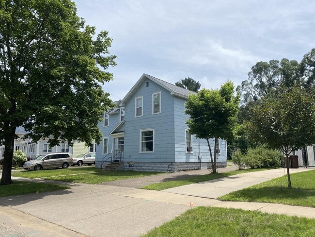 Building Photo - Spacious 1 Bedroom Upper Duplex Near Downtown Eau Claire - Available October 1st!