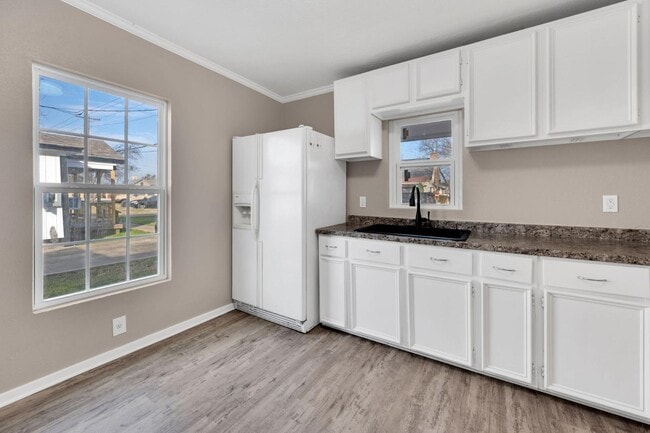 Photo - 418 E Avenue F