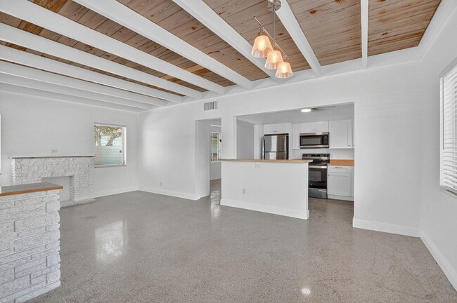 Photo - 910 SE 3rd St