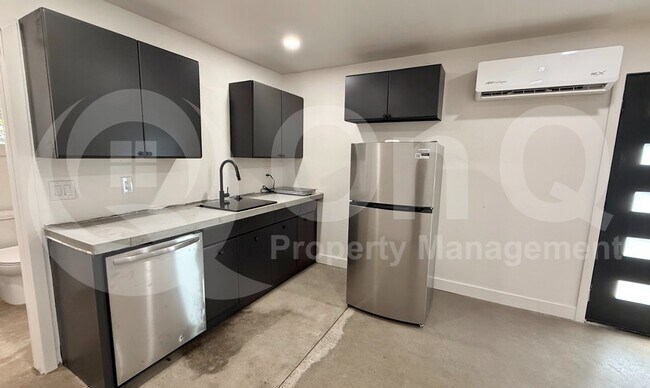 Building Photo - 523 W 14th St Rental
