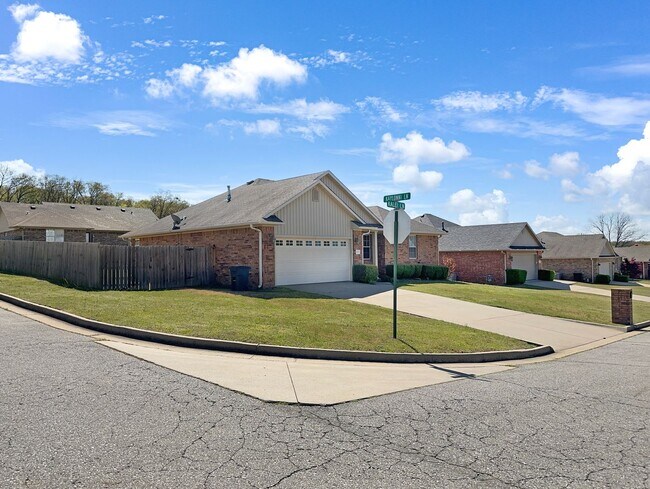 Photo - * Move-In Special * Gorgeous 3 Bedroom 2 B...