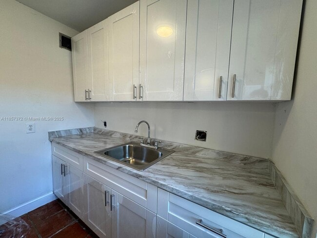 Building Photo - 1431 SW 37th Ave Unit 1 Rental
