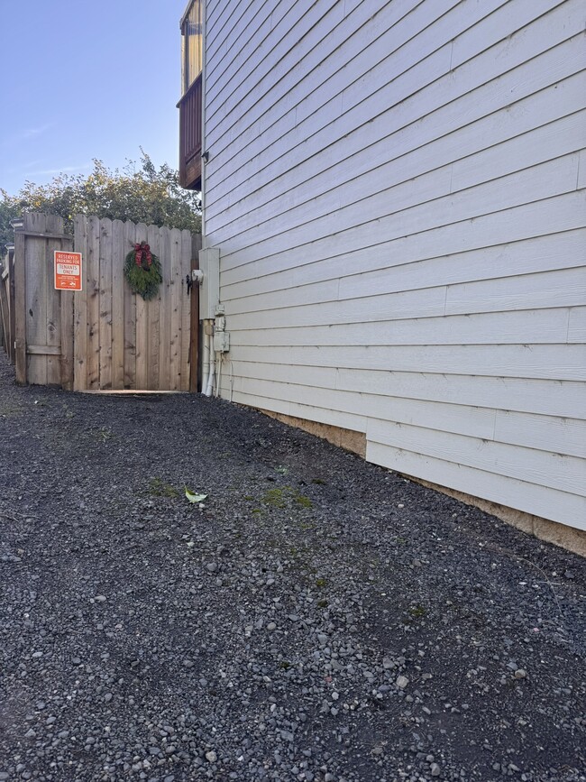 Building Photo - 438 10th Ct