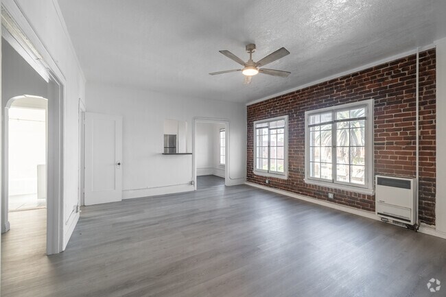 1BR, 1BA - 700SF - Kitchen - Manhattan Place Apartments