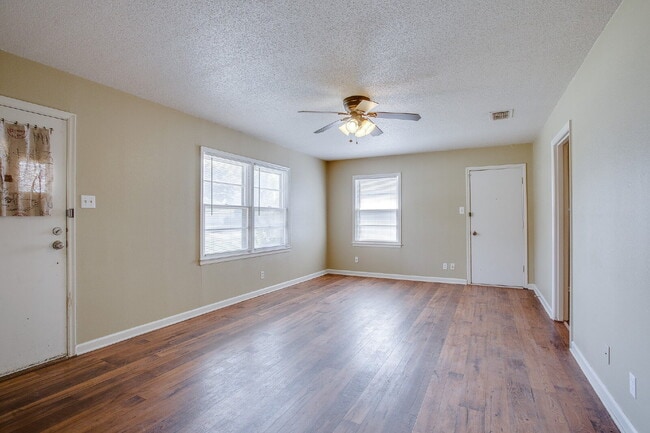 Photo - Look No Further > This Is A Gem! Tech and Med Community Quick Commute!