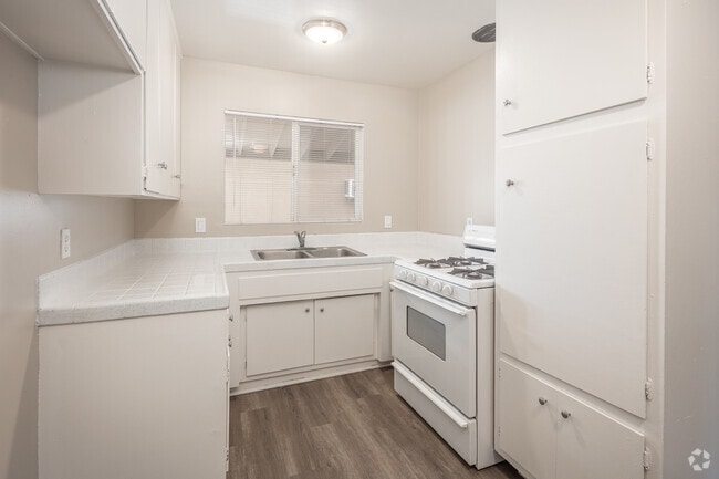 2BR, 1 BA - 650SF - Kitchen