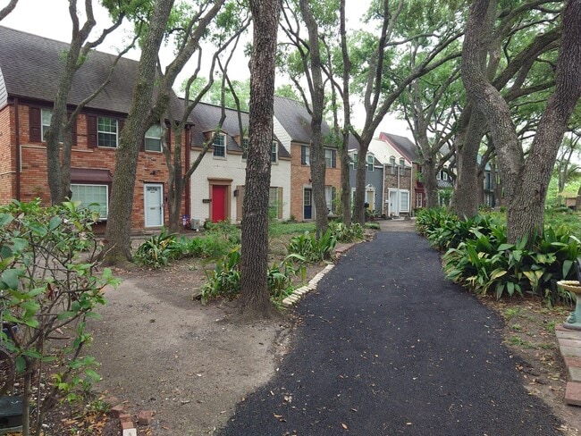 Building Photo - 5215 Arboles Dr Unit b